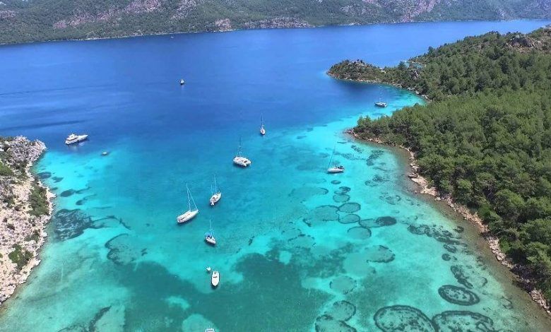 Amos Koyu'nda Konaklama Seçenekleri: Butik Otellerden Lüks Villalara